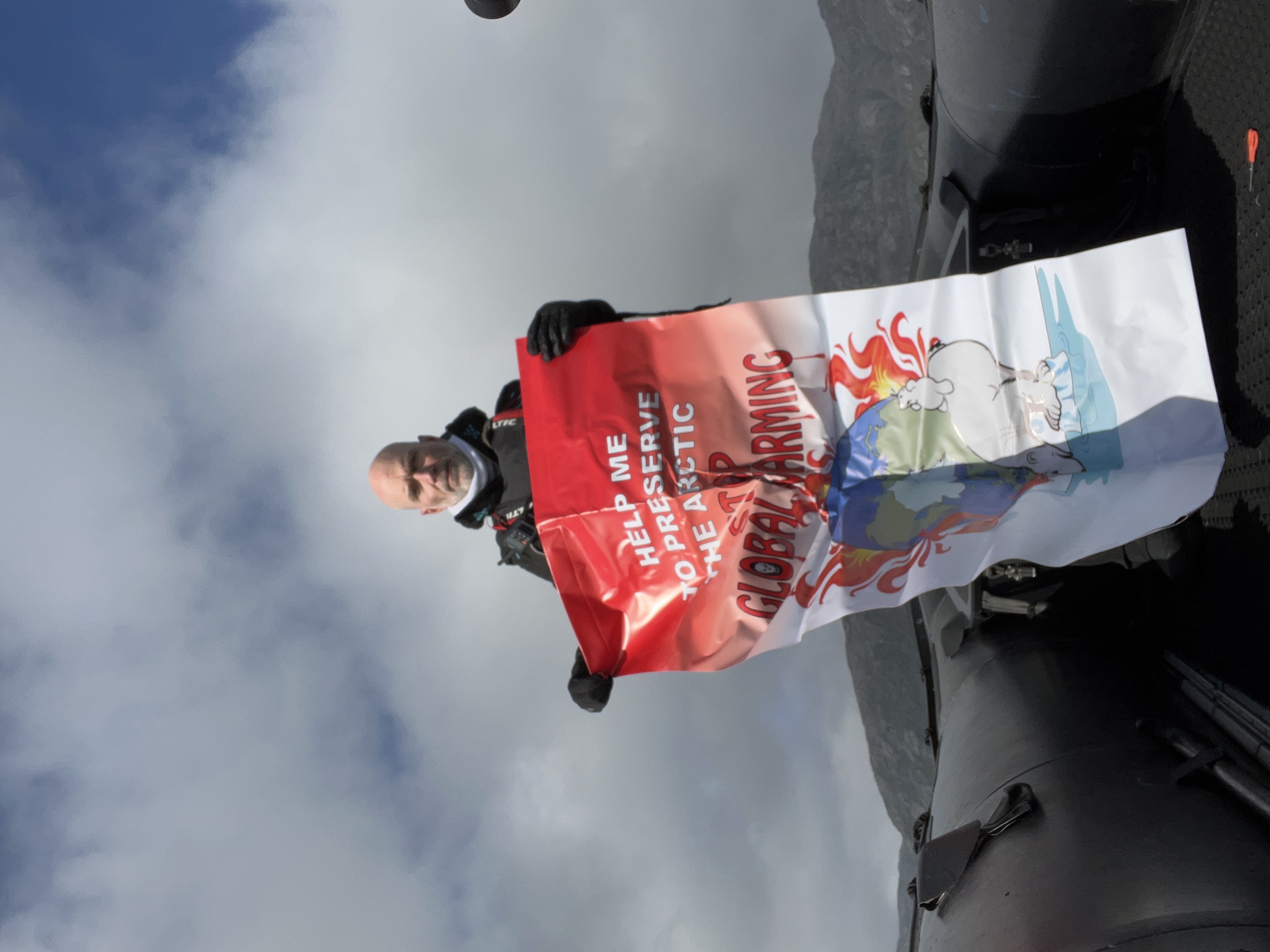 Foto con pancarte. HELP ME TO PRESERVE THE ARCTIC