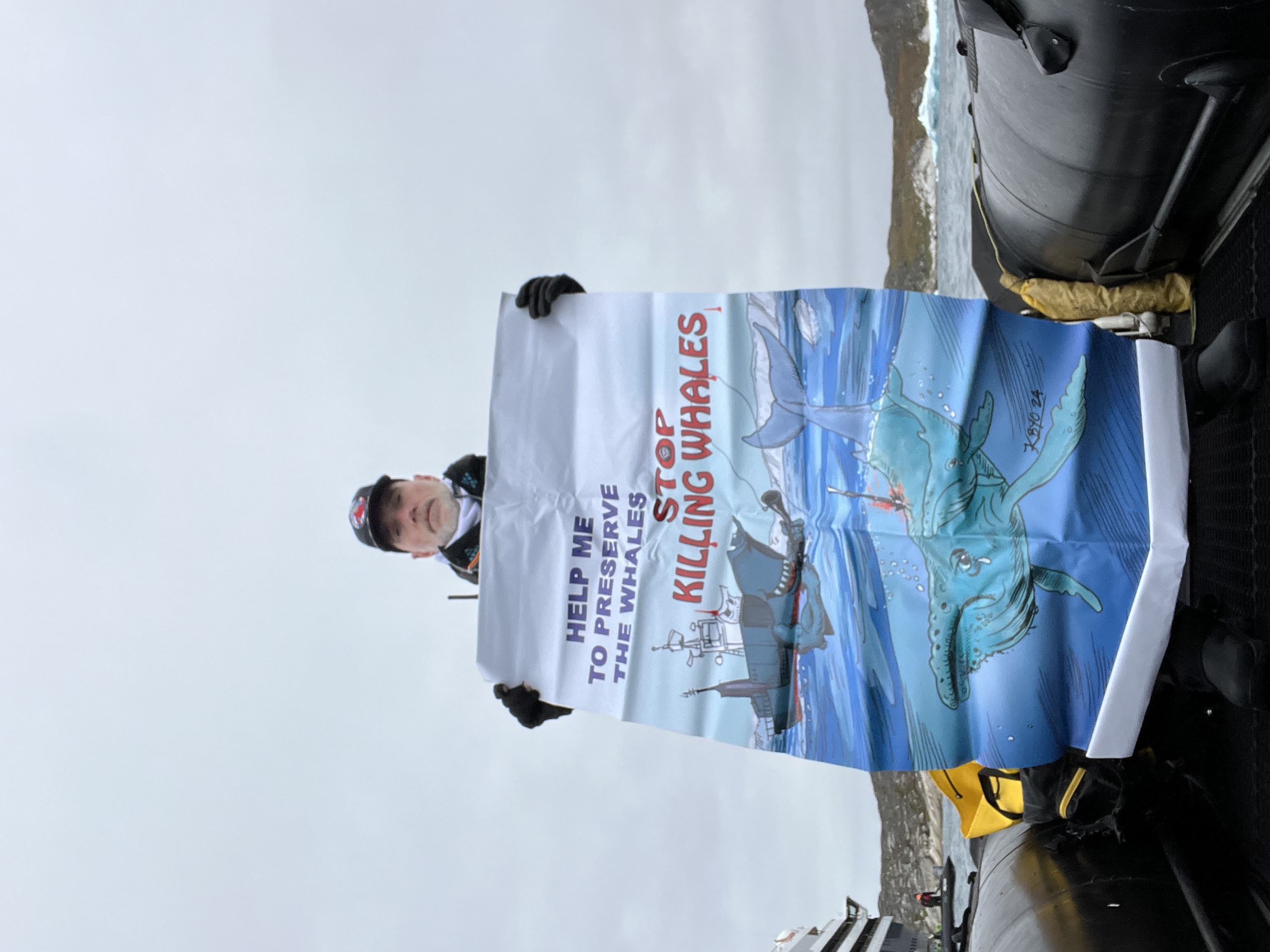 Foto con pancarte. STOP KILLING WHALES
